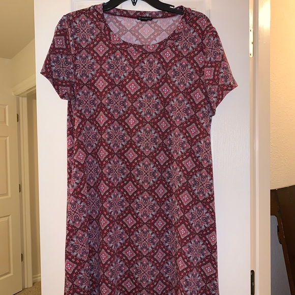 Maroon patterned w pockets- new direction- L- lightly worn- comfy- knee length - Picture 1 of 1